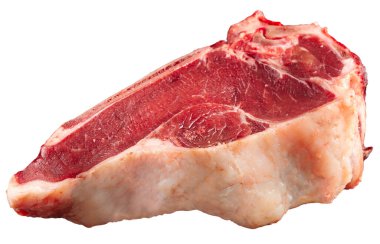 Beyazın üzerinde izole edilmiş çiğ sığır eti.