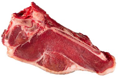 Beyazın üzerinde izole edilmiş çiğ sığır eti.