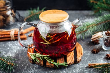 Biberiyeli taze böğürtlen çayı.