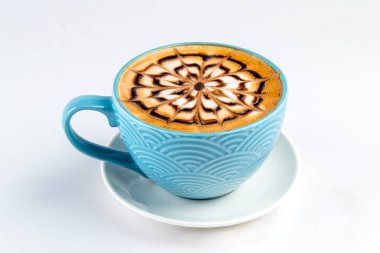 İzole edilmiş mavi fincan taze kahve ve sanat.