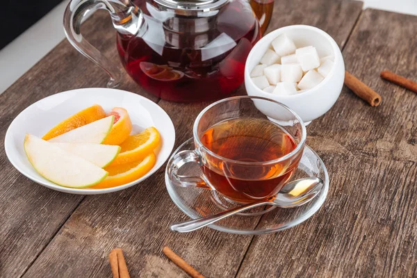 Théière et tasse sertie de fruits tranchés et de sucre — Photo