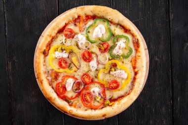 Biberli ve mozzarellalı pizza.