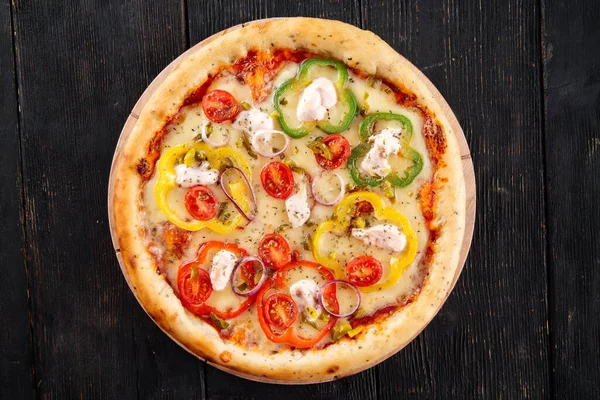 Biberli ve mozzarellalı pizza.