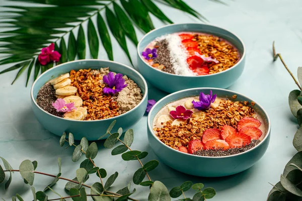 Tigelas de smoothie diferentes com frutas e granola — Fotografia de Stock