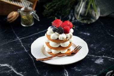 Zencefilli kek tabakta bir fincan kahvenin yanında.