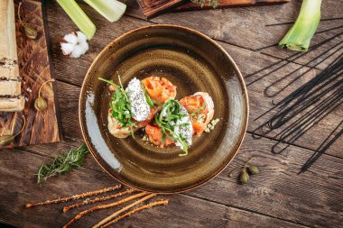 İki aperatif domates bruschetas.