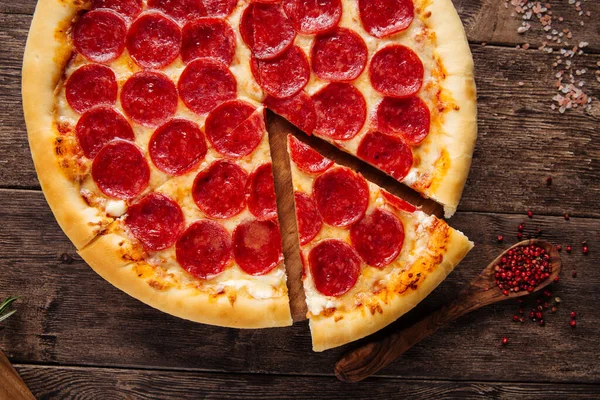 Szeletelt pepperoni pizza szalámival — Stock Fotó