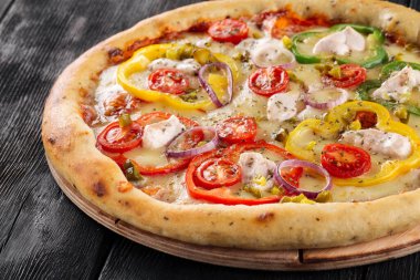 Biberli ve mozzarellalı pizza.