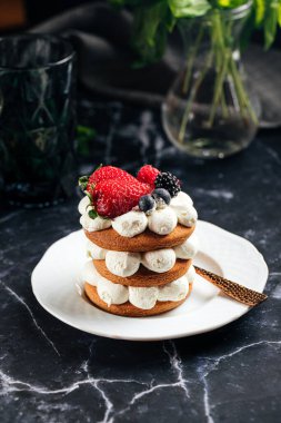 Zencefilli kek tabakta bir fincan kahvenin yanında.