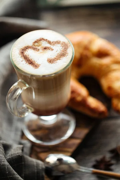 Croissant francés y taza de café con leche — Foto de Stock