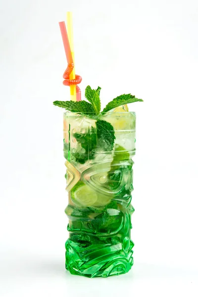 Cocktail de mojito frais isolé dans un verre tikka — Photo