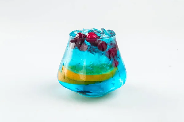 Geïsoleerde frisse blauwe cocktail met bessen — Stockfoto
