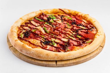 İzole edilmiş salamlı ızgara pizza.