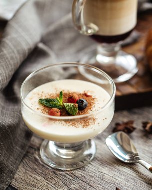 Böğürtlen ve kakaolu kremalı tatlı.