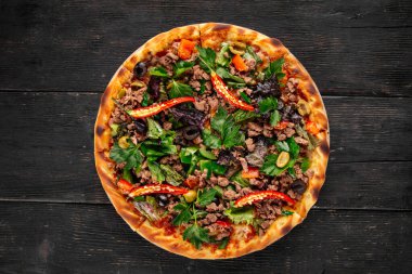 Baharatlı biberli ve kıymalı pizza