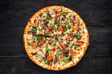 Kıyma ve domatesli pizza.