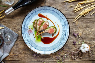 Gurme pişmiş kuzu pirzola ve sos.