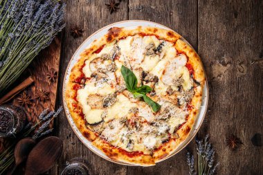 Mantarlı ve peynirli pizza.