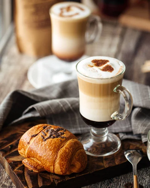 Segelas kopi mocco segar dan roti isi coklat — Stok Foto