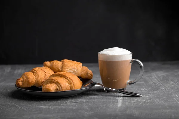 Lempeng tiga croissant dengan kopi — Stok Foto