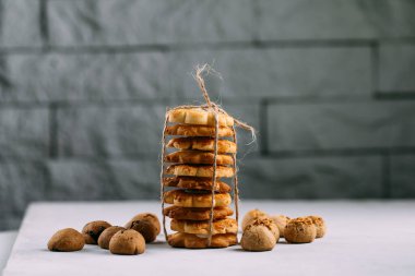 Taze pişmiş kurabiye yığını kulesi halatla bağlanmış