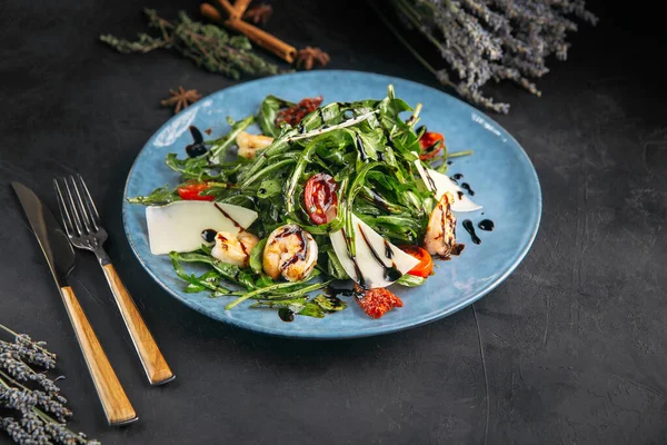 Arugula 'lı gurme Akdeniz karides salatası — Stok fotoğraf