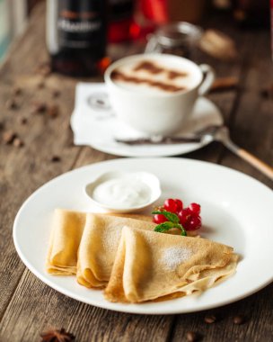 Rus gözlemeleriyle kahvaltı etmek bulanık.