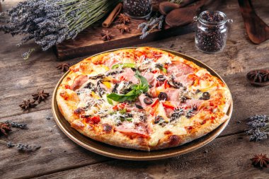 Jambonlu ve zeytinli taze pizza.