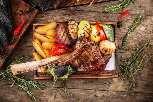 Sebzeli ızgara baltalı biftek.