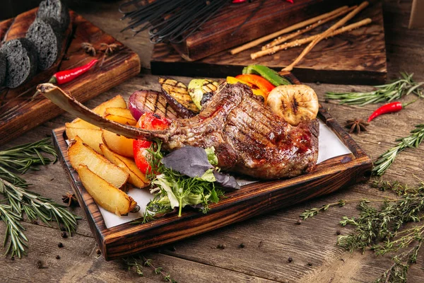 Sebzeli ızgara baltalı biftek.