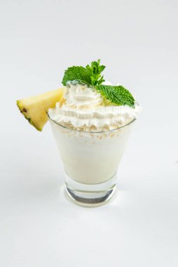 Ananas ve kirazlı izole edilmiş milkshake.