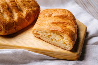 Peynirli taze puf börekleri.