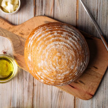 Ahşap masada bir somun zeytinyağı ekmeği