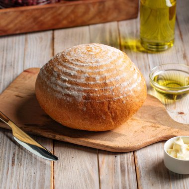 Ahşap masada bir somun zeytinyağı ekmeği
