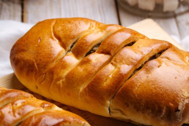 Tahta kesme tahtasında taze pişmiş tatlı turta