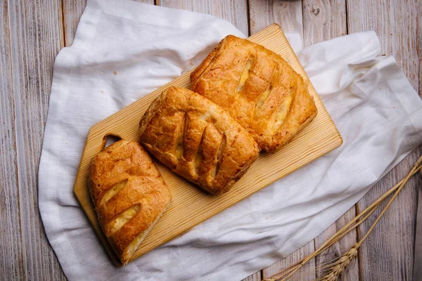 Puffs recién horneados con relleno de queso — Foto de Stock