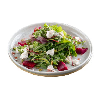 Izole edilmiş pancar salatası ve beyaz peynir.