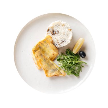 Kızarmış balık filetosu ve pilav.