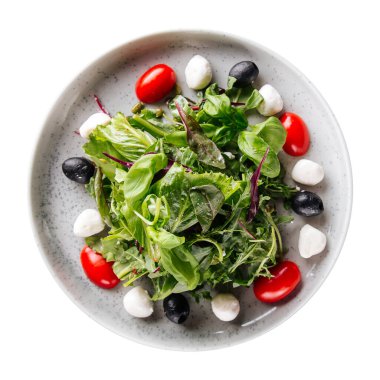 Mozarella ve zeytinli yeşil salata.
