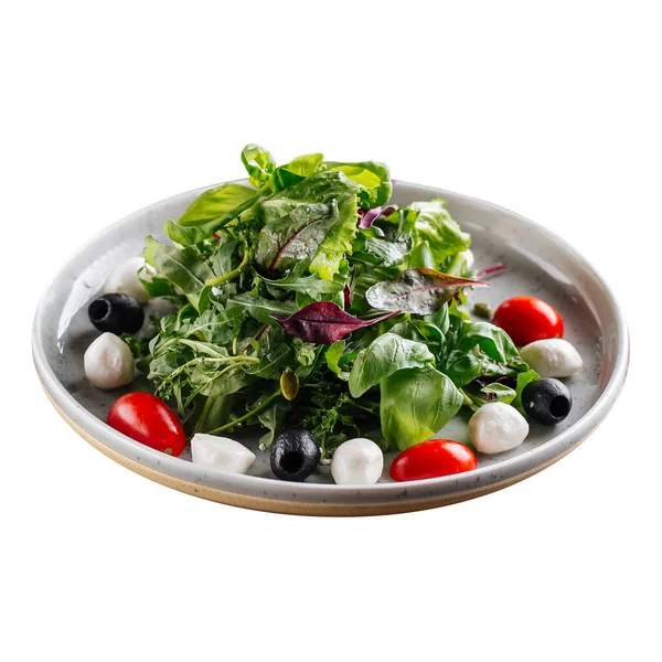 Ізольований зелений салат з моцарелою та оливками — стокове фото