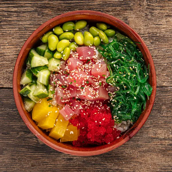 Taça de atum havaiano com legumes — Fotografia de Stock