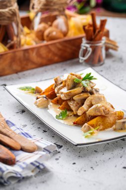 Patates ve biberiyeli tavuk göğsü.