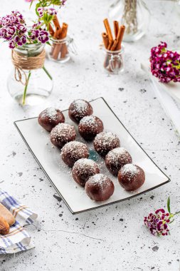 Hindistan cevizli bir tabak çikolata.