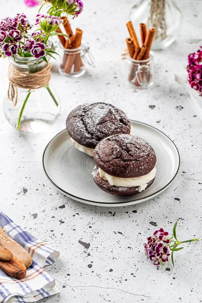 American chocolate whoopie pies with cream filling — Stock Photo, Image