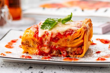 İtalyan lazanya tabağında yan görünüm