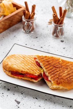 Hafif arka planda taze ızgara panini pepperonisi.