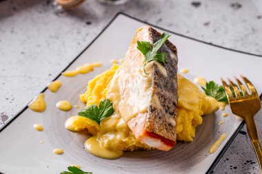 Patates püresi ve soslu somon.