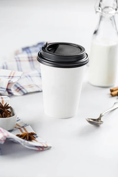 Take away kopje koffie op witte achtergrond — Stockfoto