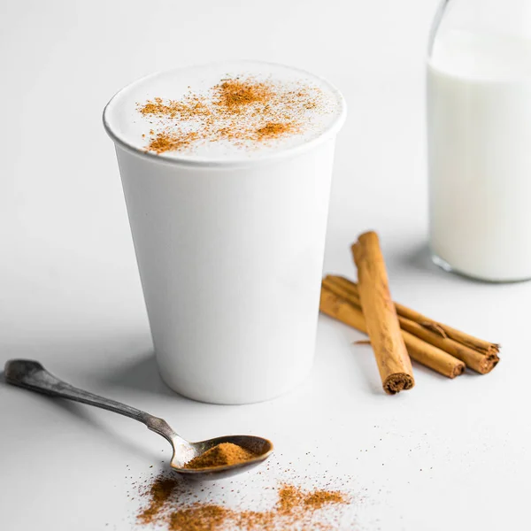 Emporter une tasse de cappuccino à la cannelle — Photo