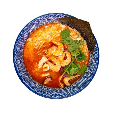 Karidesli baharatlı Tom yum ramen kasesi.